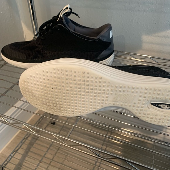 Black nike shoes.. size 10 - Picture 3 of 3